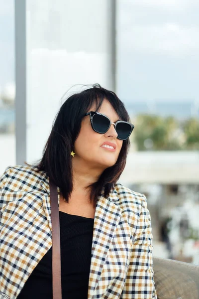 Woman Dark Hair Wearing Sunglasses Sunlight Look Bridge Sunny Day — стоковое фото