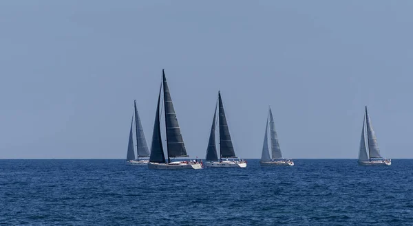 Gruppo Barche Vela Galleggianti Mare Blu — Foto Stock