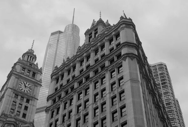 美国芝加哥瑞格利楼的低角度灰度拍摄 — 图库照片