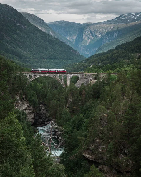 Egy Függőleges Felvétel Kyllingbru Hídról Vonaton Lévő Csodálatos Természettel Romsdalenben — Stock Fotó