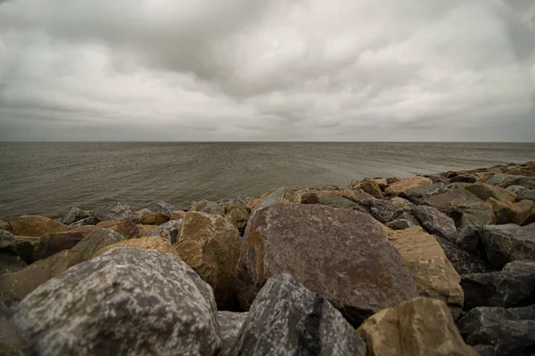 Bulutlu Bir Gökyüzünün Altında Kayalık Bir Deniz Manzarası — Stok fotoğraf