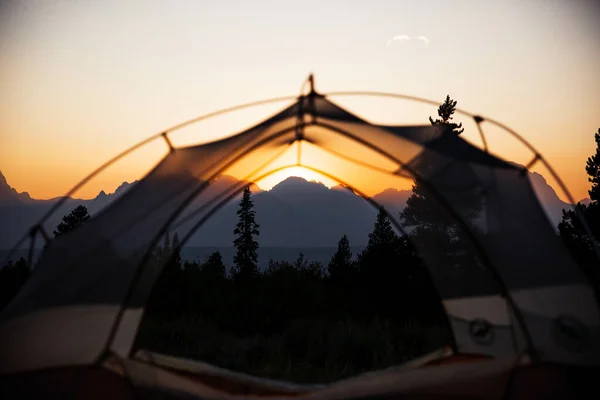 Ett Tält Den Vackra Solnedgången Och Bergen Bakgrunden — Stockfoto