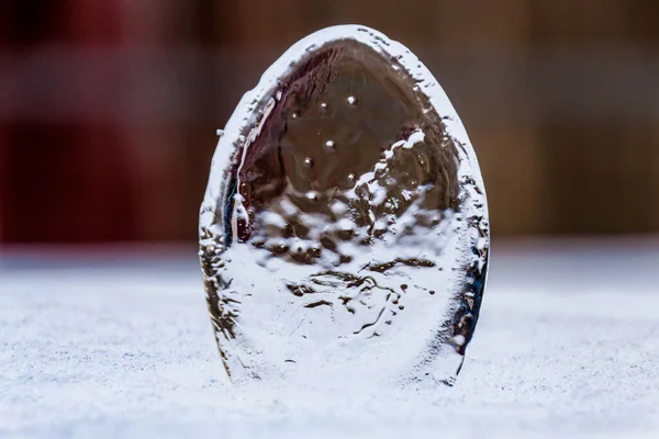 昼間の雪上の氷の一部の選択的焦点ショット — ストック写真