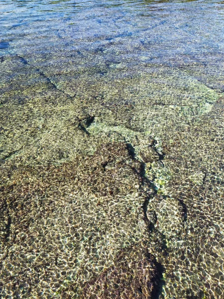 Klare Saubere See Und Unter Wasser Rissige Felsoberfläche — Stockfoto