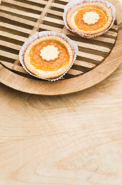 Crostata Isolata Albicocche Confettura Ciliegie Una Tazza Supporto Carta Uno — Foto Stock