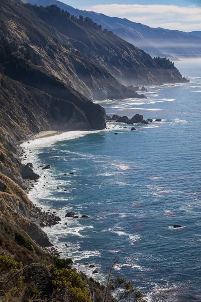 Vertikální Záběr Tichý Oceán Obklopený Útesy Pod Slunečním Svitem Kalifornii — Stock fotografie