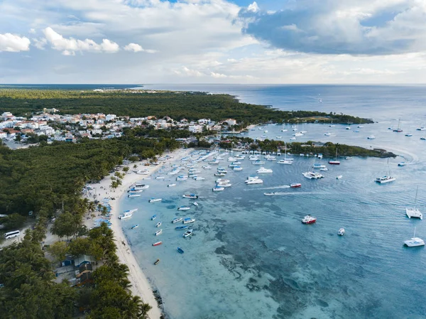 Uma Paisagem Praia Bayahibe Cercada Pelo Mar Vegetação República Dominicana — Fotografia de Stock