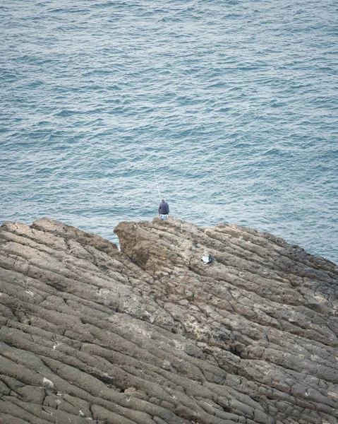 Colpo Verticale Maschio Solo Pesca Una Grande Scogliera — Foto Stock