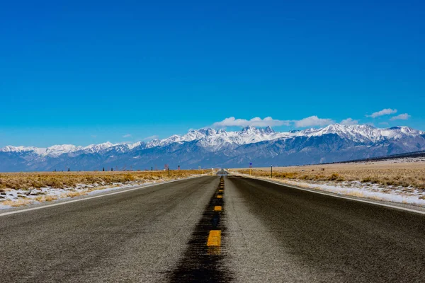 Ein Langer Weg Colorado Führt Die Rocky Mountains — Stockfoto