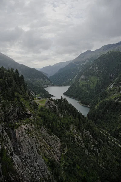 Вертикальний Знімок Красивого Гірського Пейзажу Струмком — стокове фото