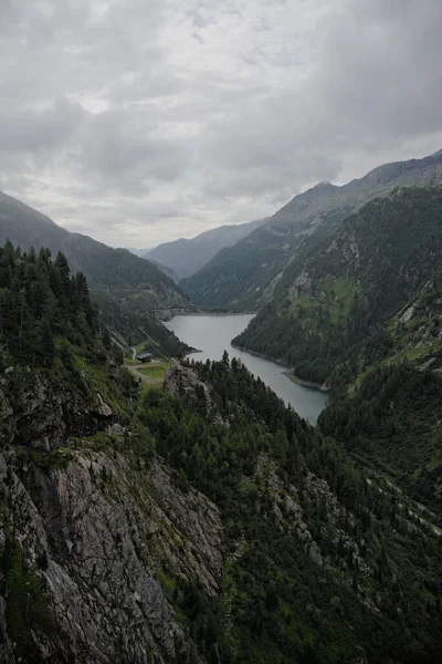 Colpo Verticale Bellissimo Paesaggio Montano Con Ruscello Che Scorre — Foto Stock