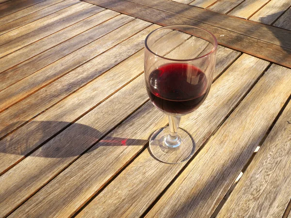 Yukarıdan Görünen Ahşap Bir Masanın Üzerinde Bir Kadeh Şarabın Güzel — Stok fotoğraf