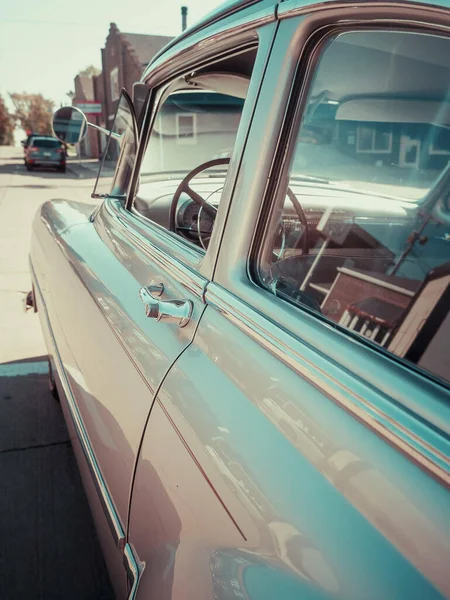 Pionowe Ujęcie Srebrnego Starego Samochodu Ulicy — Zdjęcie stockowe
