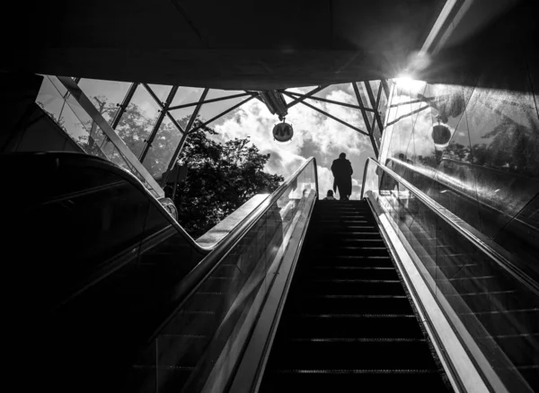 一个男人乘自动扶梯从地铁走出去的轮廓 — 图库照片