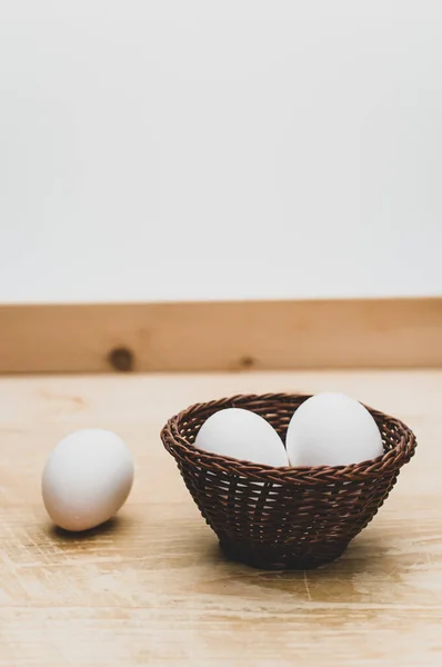 Huevos Blancos Orgánicos Recipiente Sobre Una Superficie Mesa Madera Natural — Foto de Stock