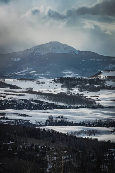 Eine Vertikale Aufnahme Von Bergen Die Winter Mit Bäumen Und — Stockfoto