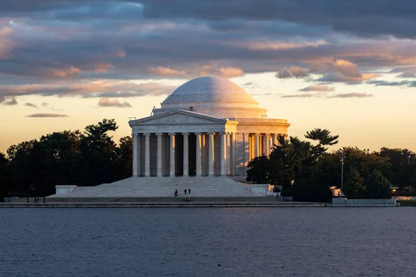 Jeffersonův Pomník Oranžovém Světle Soumraku Dramatickou Oblohou Vodou Popředí — Stock fotografie