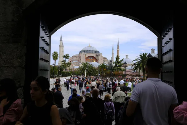 Istanbul Turkey Okt 2021 Turister Passerar Port Nära Hagia Sofia — Stockfoto