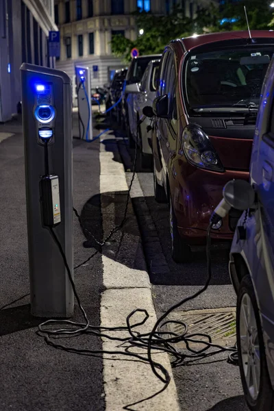 Een Verticaal Schot Van Elektrische Auto Opladen Nachts — Stockfoto