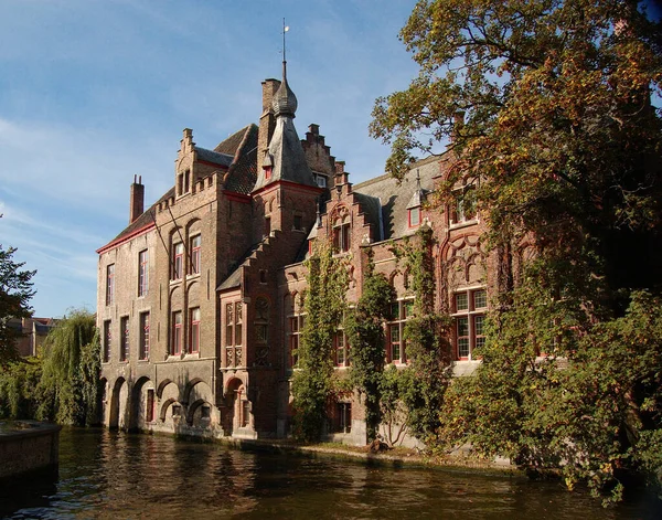 ベルギー ブルージュの水の近くの美しい歴史的な城 — ストック写真