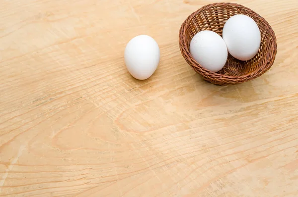 Huevos Blancos Orgánicos Recipiente Sobre Una Superficie Mesa Madera Natural —  Fotos de Stock