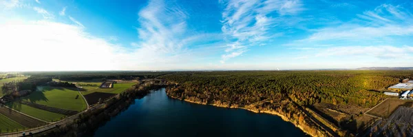 Panoramaaufnahme Eines Ruhigen Sees Mit Dichtem Wald Und Bestellten Feldern — Stockfoto