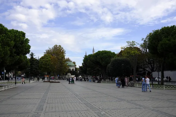 Ιστανβουλ Τουρκια Οκτωβρίου 2021 Τουρίστες Στην Πλατεία Σουλταναχμέτ Ιππόδρομο Κωνσταντινούπολη — Φωτογραφία Αρχείου
