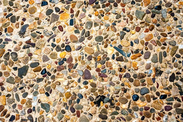 Eine Nahaufnahme Einer Farbenfrohen Oberfläche Aus Kieselsteinen Auf Dem Bürgersteig — Stockfoto