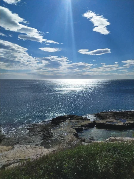 Mar Azul Céu Azul Com Nuvens Brancas Perto Costa Dia — Fotografia de Stock