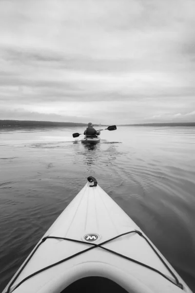 Sebuah Gambar Hitam Dan Putih Dari Perahu Laut — Stok Foto