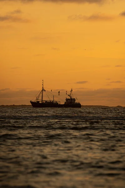 Statek Oceanie Podczas Malowniczego Zachodu Słońca — Zdjęcie stockowe