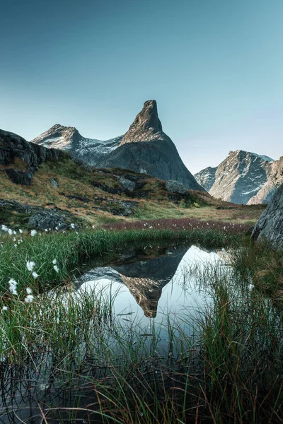 Sebuah Gambar Vertikal Dari Pegunungan Romsdalshorn Dan Refleksi Pada Danau — Stok Foto