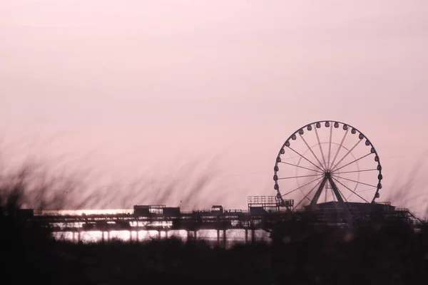 Vacker Utsikt Över Ett Landskap Med Ett Pariserhjul Vid Solnedgången — Stockfoto
