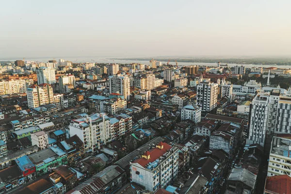 昼間のミャンマーのヤンゴンの街並みや川の空中撮影 — ストック写真