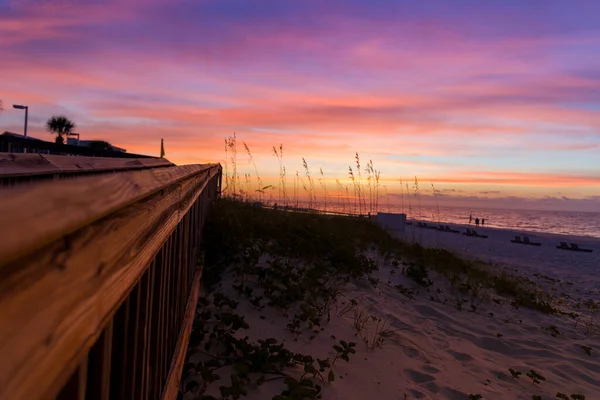 Una Playa Arena Durante Una Hermosa Puesta Sol Rosa — Foto de Stock