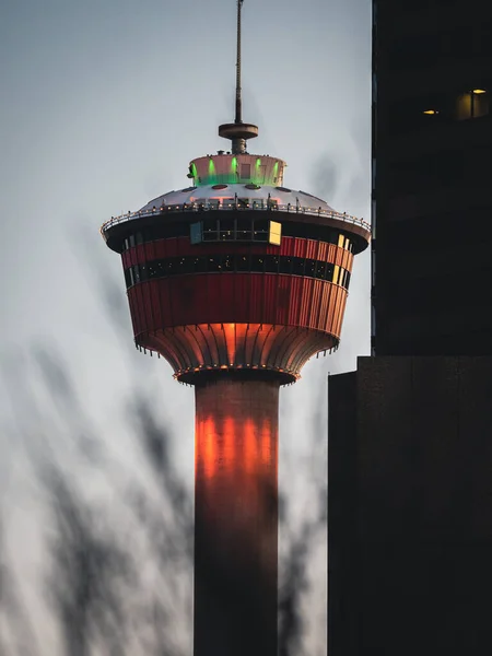 Calgary Tower Oświetlony Zielenią Czerwienią — Zdjęcie stockowe