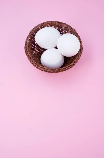 Huevos Blancos Orgánicos Recipiente Sobre Una Superficie Rosa Con Espacio — Foto de Stock