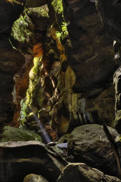 Вертикальний Знімок Печери Гірськими Утвореннями — стокове фото