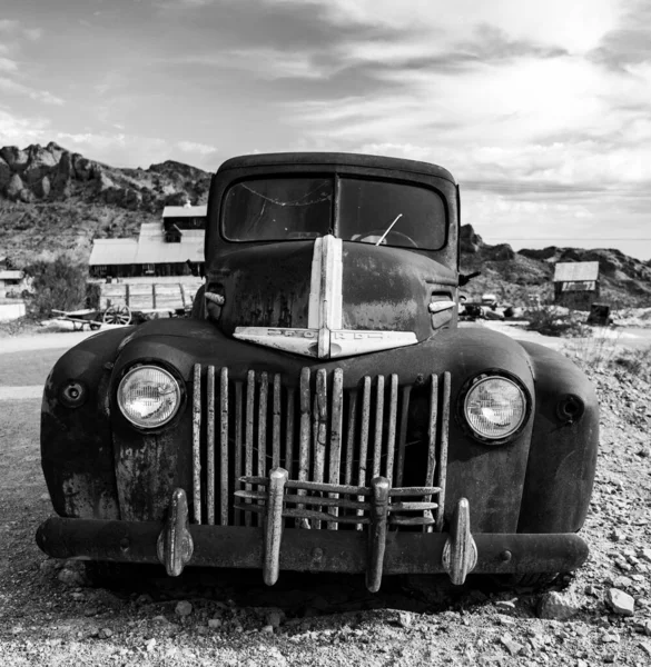 Nahaufnahme Eines Alten Lastwagens Einer Wüste Graustufen — Stockfoto