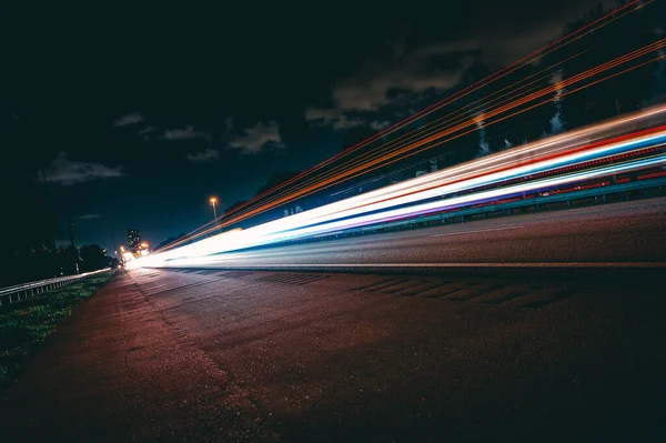 夜间公路的一个长曝光镜头 — 图库照片