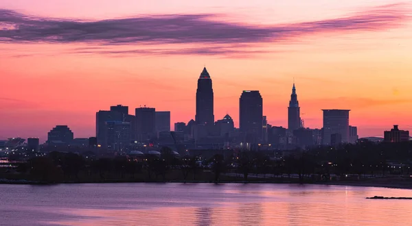 Skyline Van Cleveland Ohio Bij Zonsondergang — Stockfoto