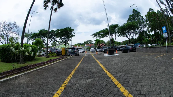 Jakarta Indonésia Outubro 2021 Uma Linha Central Amarela Área Estacionamento — Fotografia de Stock