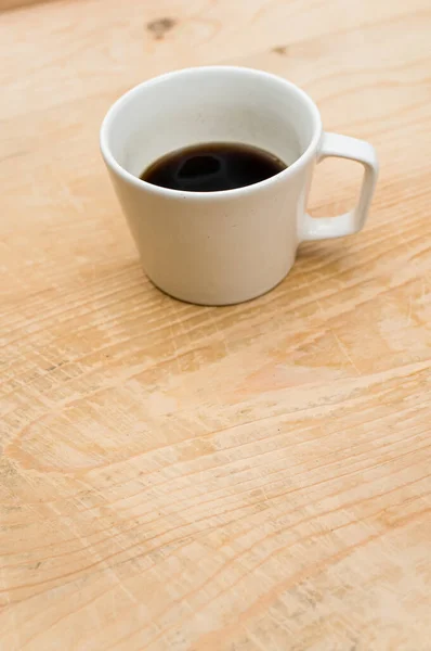 Café Negro Una Taza Blanca Sobre Fondo Madera Áspera Con —  Fotos de Stock