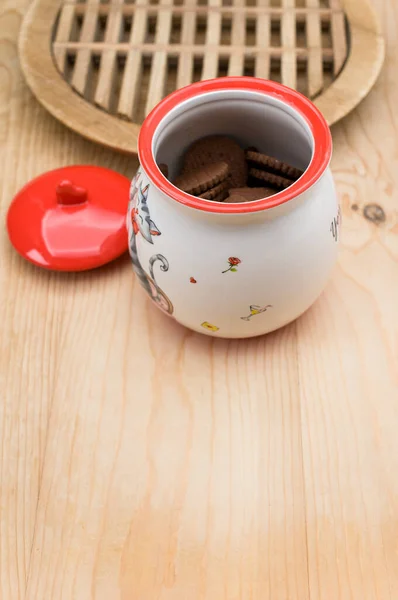 Biscoitos Cacau Chocolate Frasco Grés Finamente Decorado Uma Mesa Madeira — Fotografia de Stock