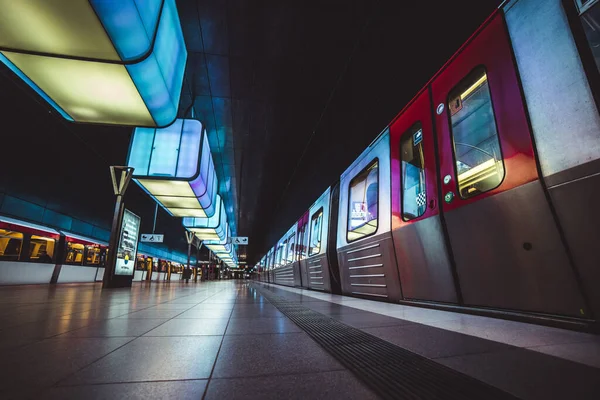 Világított Metróállomás Hamburgban Németországban — Stock Fotó