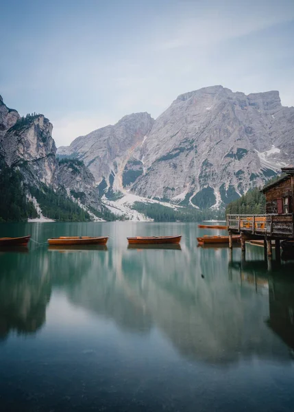 Pionowe Ujęcie Łodzi Lodowatym Jeziorze Pobliżu Śnieżnych Klifów Włoszech — Zdjęcie stockowe
