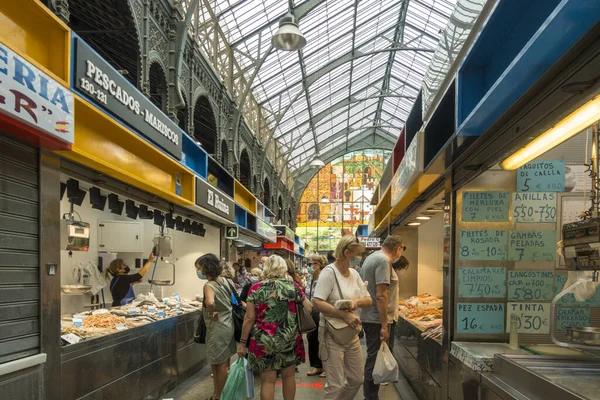 Malaga Spain 2021年10月21日 位于西班牙安达卢西亚马拉加市的Atarazanas的内地 市场上到处都有出售海鲜的摊位 — 图库照片