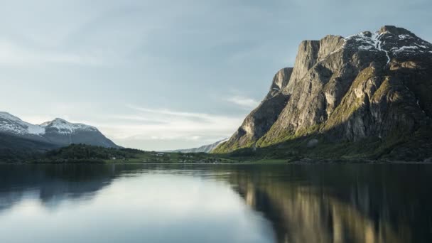 Lac Montagnes Sous Ciel Nuageux Paysage Dans Les Highlands — Video