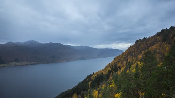 Lago Montagne Sotto Cielo Nuvoloso Paesaggio Nelle Highlands — Video Stock