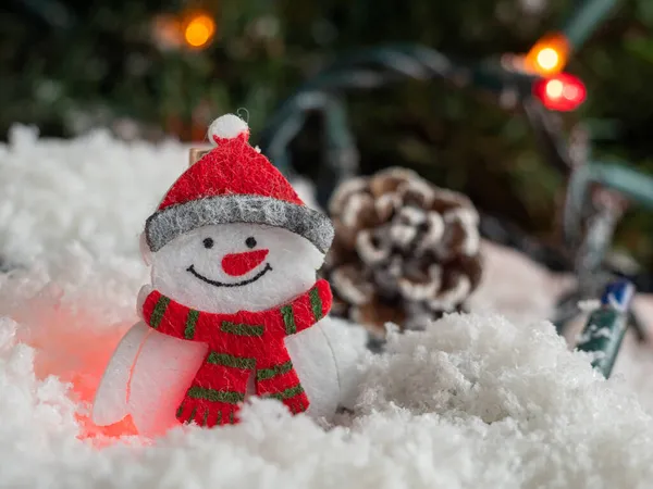 Bonhomme Neige Cône Pin Sur Neige Décorative Sous Arbre Noël — Photo